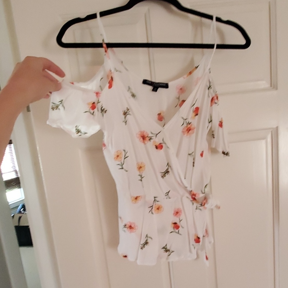 Dainty floral off-shoulder top.